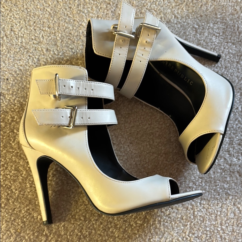 Elegant White Stiletto Heels with Strappy Design